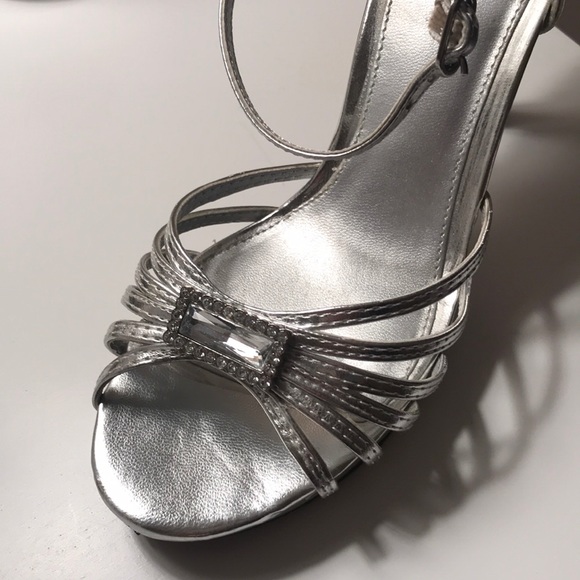 Silver heels - Picture 1 of 3